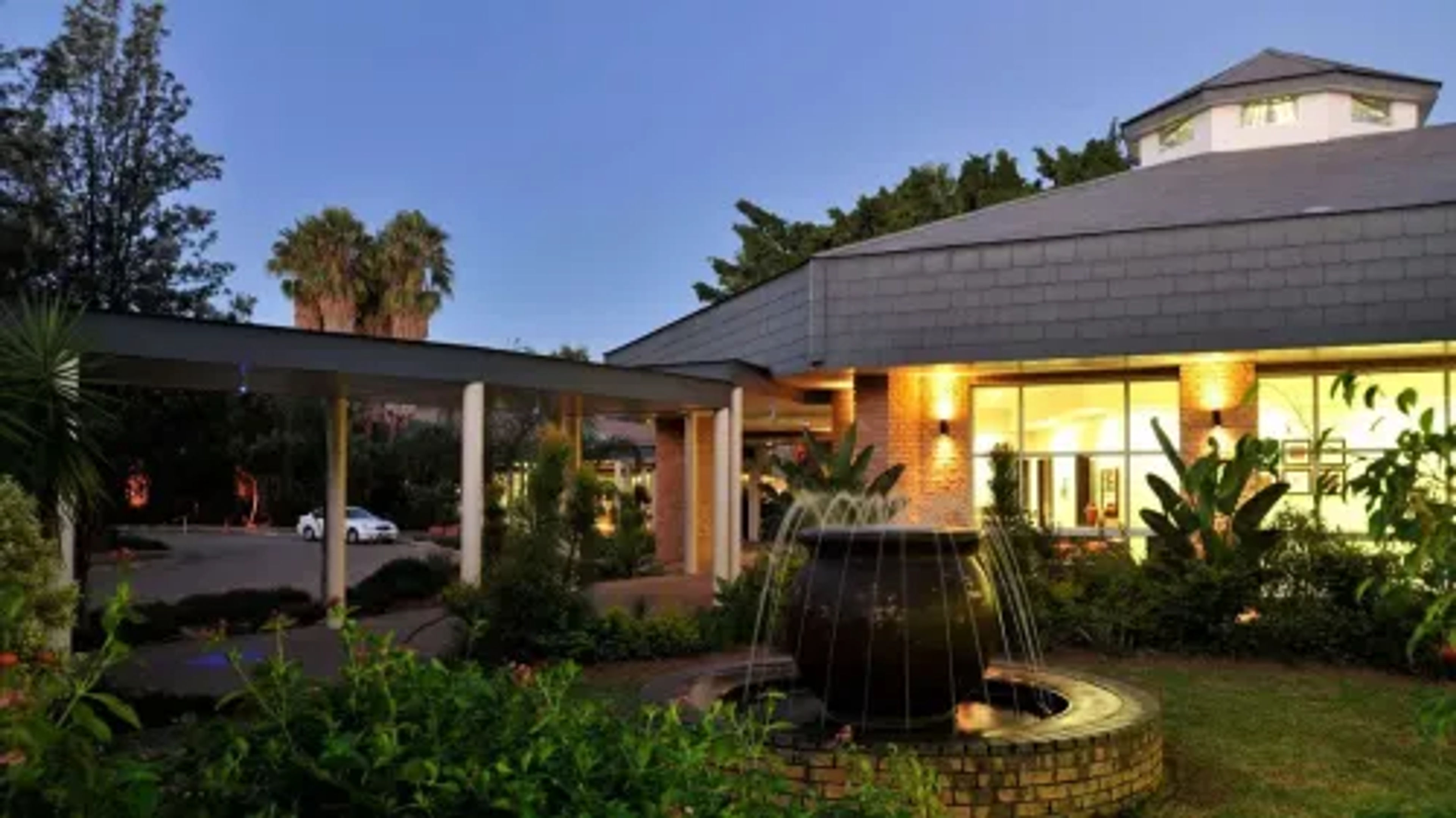 large_focal_Botswana_-_Lodge_Gabarone_-_exterior.webp